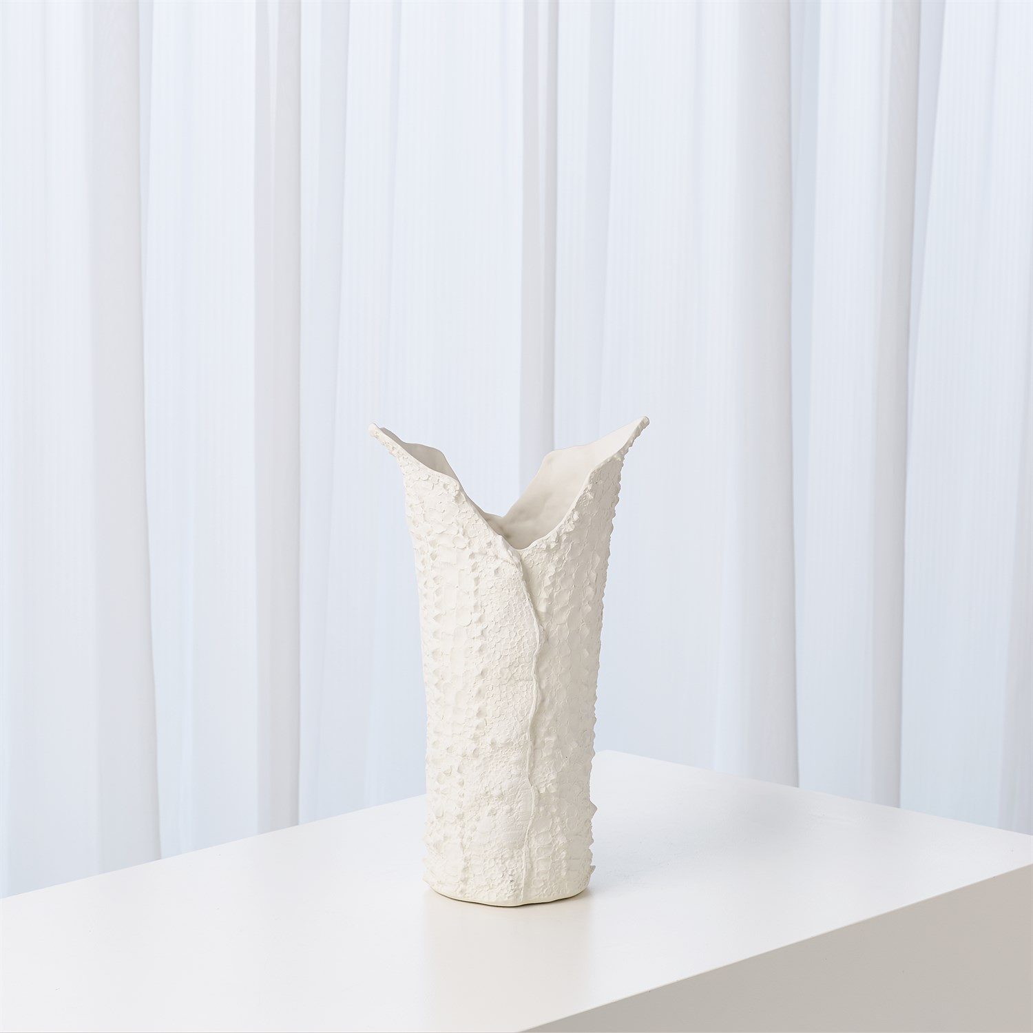 CROCODILE VASE-MATTE WHITE-MED